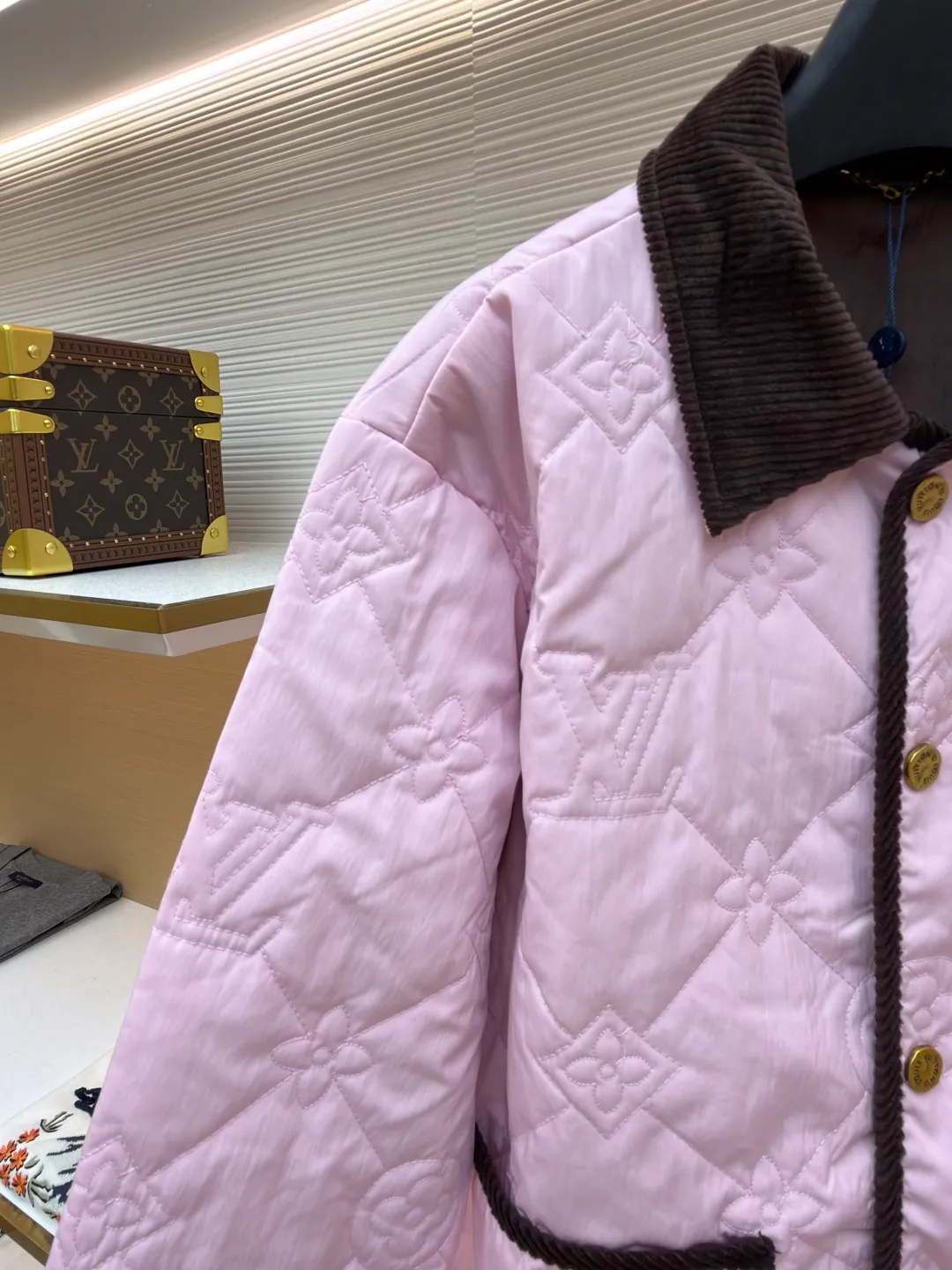 LOUIS VUITTON x Tyler spliced fitted lapel jacket ●Item number: 1681560-B15 ●Material: cotton fabric ●Technology: positioning cutting machine ●Color: light pink ●Version: fitted version ●Weight: about 535 grams ●Size: 44-46-48-50 ●Description: The padded cotton jacket uses a light design to control the changing seasons, showing the bright style of the brand's collaboration with Tyler, full-frame Monogram Cray graphic quilting adds elegance, while contrasting corduroy collar and trim add a preppy feel. Allover embroidered quilting with corduroy collar and trim, snap closure at front, front pockets with velvet trim and snap buttons, lining, and a great upper! The overall wiring is straight and delicate, the fabric is comfortable and soft, and the color is consistent without color difference. It can be matched with the same style to create a fashionable look and control various occasions. Customized accessories, complete with three standards, same style for men and women!